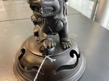 Un br&ucirc;le-parfum tripod couvert en bronze, Chine, marque de Qianlong, 19/20&egrave;me
